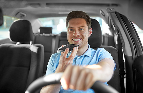 运输,车辆人的微笑的人司机驾驶汽车记录信息用语音命令记录器智能手机男人驾驶汽车,用智能手机录制声音图片