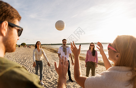 排球,休闲游戏人们的快乐的朋友海滩上玩球夏天夏天朋友们海滩上打排球图片