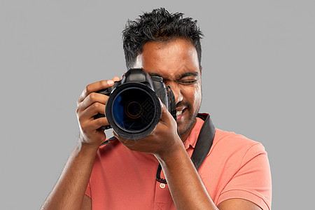 摄影,专业,人快乐的印度男子摄影师与数码相机灰色背景带数码相机的印度男人摄影师图片