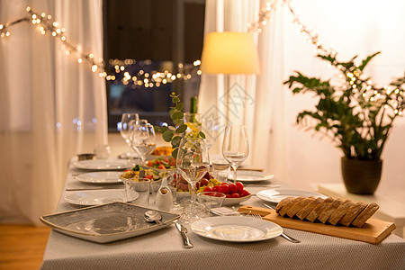 庆祝,假日,餐饮饮食桌子与盘子,酒杯食物为家庭晚餐聚会桌子上盘子酒杯食物图片