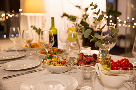 庆祝,假日,餐饮饮食桌子与盘子,酒杯食物为家庭晚餐聚会桌子上盘子酒杯食物图片
