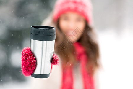人们,季节,饮料诞节的轻女子手热饮料倒翁热杯户外冬天冬天手倒翁热杯图片
