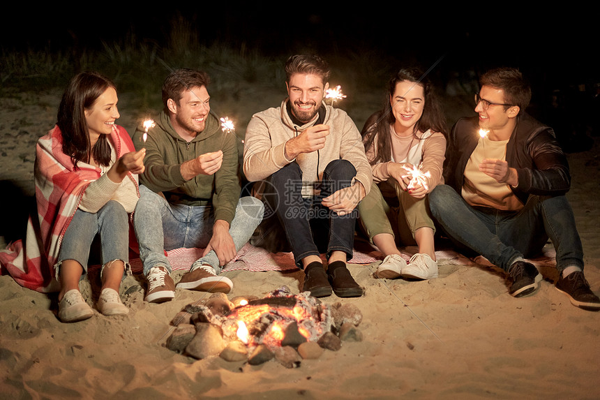 ‘~庆祝,假日人们的快乐的朋友与火花坐营地火海滩上的夜晚快乐的朋友与火花营地火灾晚上  ~’ 的图片