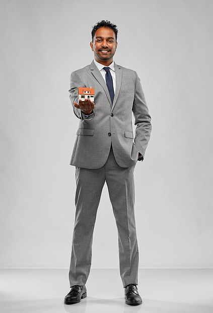 照片 外国人像 房地产业务人的男房地产经纪人与房屋模型灰色背景房子