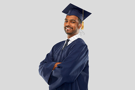 教育,毕业人的快乐的微笑印度男研究生砂浆板学士礼服灰色背景研究生砂浆板学士礼服图片