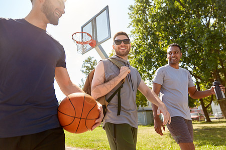 运动,休闲游戏男友谊的群男人朋友户外打篮球群男朋友要打篮球图片