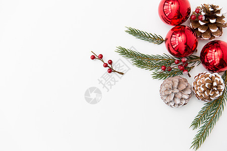 寒假,新装饰红色诞球冷杉枝与松果白色背景诞球松树枝与松果图片