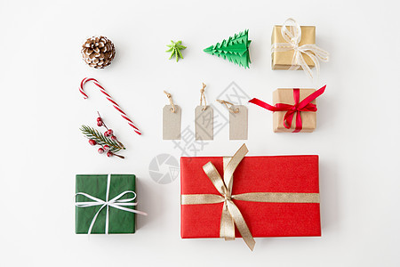寒假新诞节白色背景上的礼品盒标签装饰品套诞礼物图片