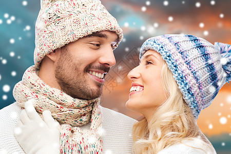 夫妇,诞节假日的微笑的男人女人戴着帽子围巾冬天的森林背景微笑的夫妇穿着冬天的衣服拥抱图片