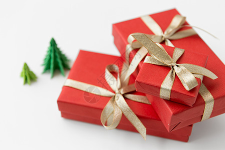 寒假,新庆祝红色礼品盒折纸诞树白色背景白色背景上的礼品盒诞树图片