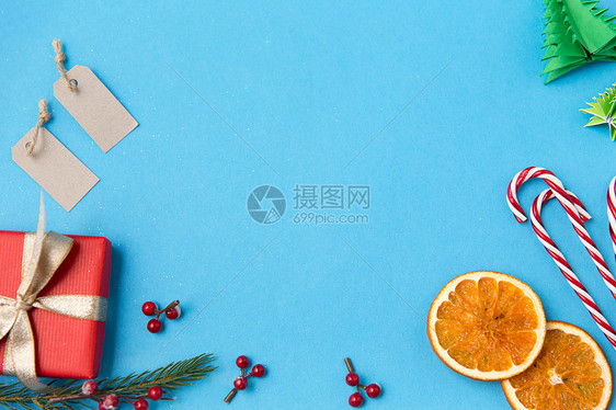 寒假,新诞节礼品盒,冷杉树枝,标签装饰蓝色背景诞礼物,标签装饰品图片