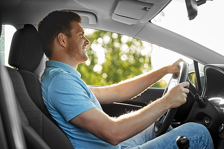 运输,车辆人的微笑的人司机夏天驾驶汽车微笑的人驾驶汽车的司机图片