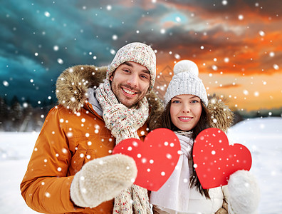 情人节,诞节假日幸福的夫妇抱着空白的红心冬天的森林背景幸福的夫妇与红心冬天的风景图片