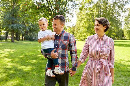 家庭,休闲人的快乐的母亲,父亲小儿子夏季公园夏天公园的幸福家庭图片