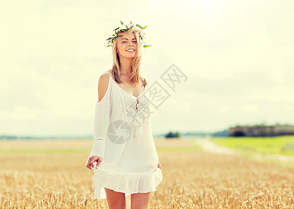 幸福,自然,暑假,假期人们的微笑的轻女人花圈白色的衣服谷物田快乐的轻女人花圈上的谷物田背景图片
