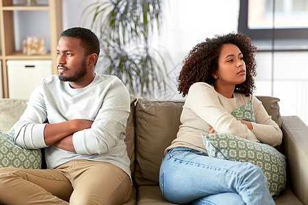 关系困难,冲突人的幸的非裔美国人夫妇家里争论幸的夫妇家里争吵图片