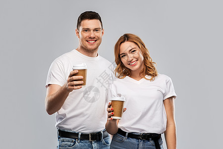 人际关系人的幸福夫妇的肖像白色T恤与外卖咖啡杯灰色背景带外卖咖啡杯的幸福夫妇的肖像图片