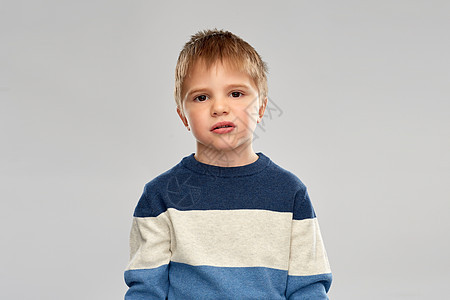 童,表情人的灰色背景上条纹套衫小男孩的肖像穿条纹套衫的小男孩的肖像图片