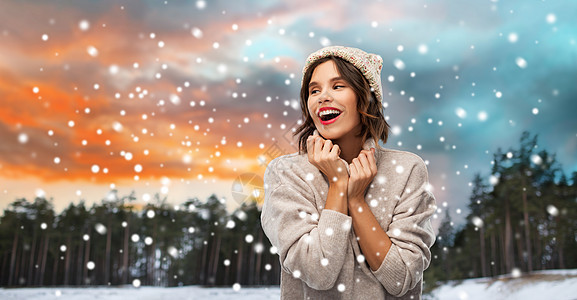 诞节,季节人们的快乐的微笑轻女子,穿着针帽子毛衣,冬天的森林雪的背景冬天森林里戴着帽子毛衣的女人图片