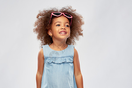 童,夏季配饰情人节快乐的小非裔美国女孩灰色背景的心形太阳镜戴着心形太阳镜的非洲小女孩图片