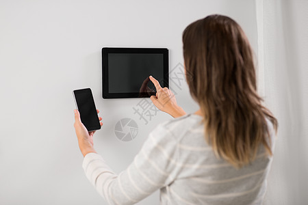 自动化,物联网技术女用平板电脑智能手机智能家居用平板电脑智能手机的女人图片