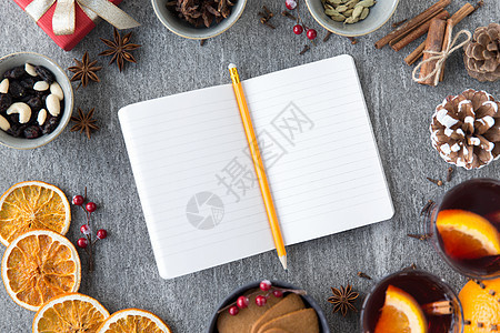 诞节,寒假新的开始笔记本与铅笔,热覆盖葡萄酒芳香香料灰色背景诞节的笔记本,铅笔热覆盖的葡萄酒图片