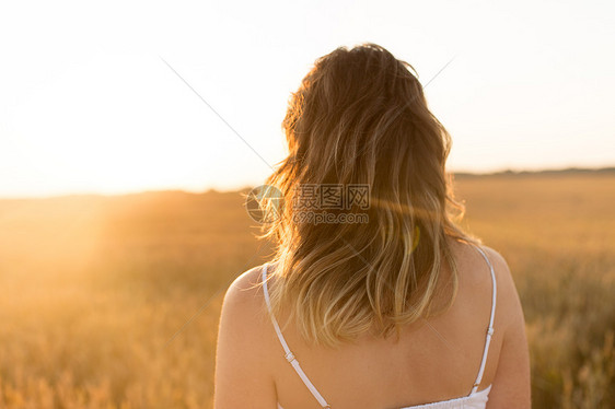 自然人的轻的女人谷物场夏天夏天谷物地里的女人图片