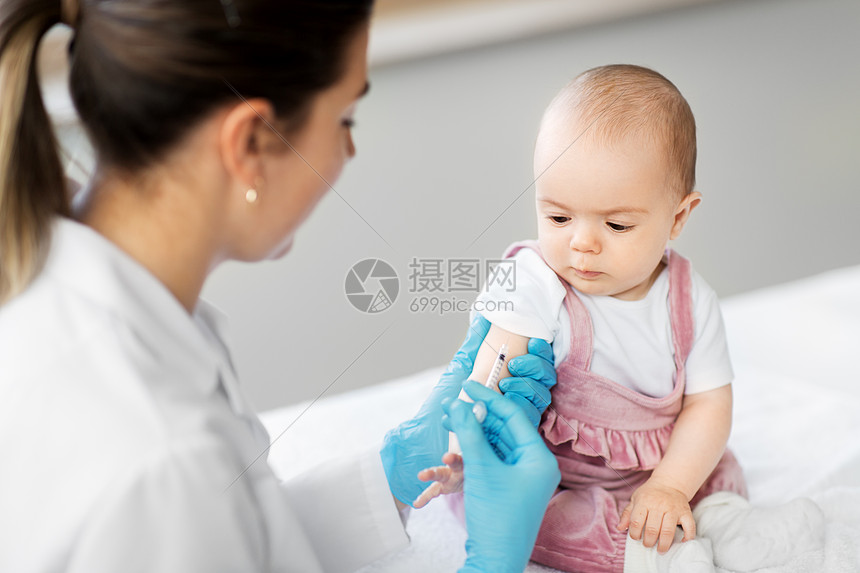 医院的医生为女婴病人注射疫苗图片