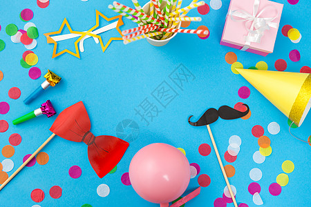 庆祝装饰粉红色生日礼物,派道具,气球彩色纸屑蓝色背景粉红色生日礼物派道具图片