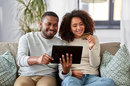 家庭,技术,网上购物人的幸福的非裔美国人夫妇与平板电脑电脑信用卡家里夫妇与平板电脑信用卡家里图片