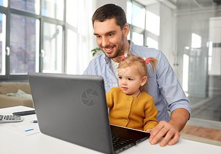 多任务,自由职业父亲的工作父亲与婴儿女儿笔记本电脑家庭办公室家里办公室宝贝女儿工作的父亲图片