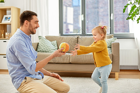父亲和女儿家庭,父亲人的快乐的父亲小女儿家里玩球爸爸宝贝女儿家玩球背景