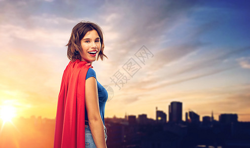女人的力量人的快乐的女人超级英雄斗篷日落塔林城市快乐的女人超级英雄斗篷塔林城上空图片
