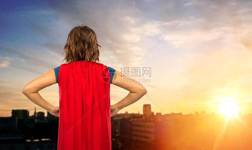 女人的力量人的背的轻女人超级英雄斗篷日落塔林城市穿超级英雄斗篷的女人塔林城上空图片