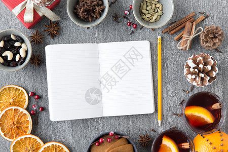 诞节,寒假新的开始笔记本与铅笔,热覆盖葡萄酒芳香香料灰色背景诞节的笔记本,铅笔热覆盖的葡萄酒图片