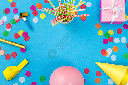 彩色气球庆祝装饰粉红色生日礼物,派道具,气球彩色纸屑蓝色背景粉红色生日礼物派道具背景