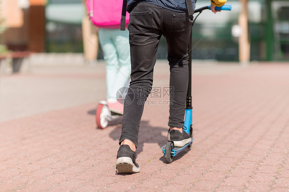 教育,童人的学校的孩子带背包滑板车户外带背包滑板车的学童图片