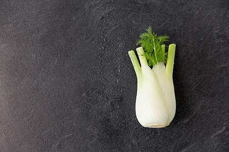 蔬菜,食物烹饪石板石背景上的茴香石板石背景上桌子上的茴香图片