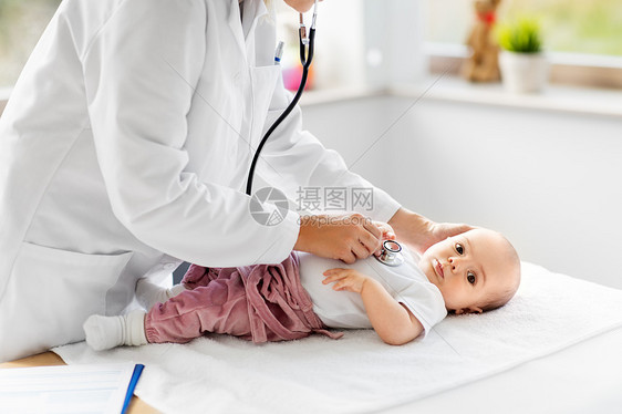 医学,医疗儿科女医生与听诊器,听女婴的病人心跳呼吸诊所医院带听诊器的医生听婴儿病人的话图片