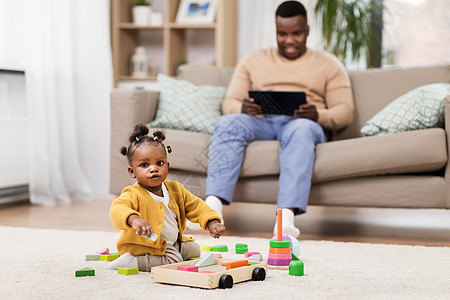 童人的小非洲裔美国女婴玩玩具块家里非洲女婴家玩玩具积木图片