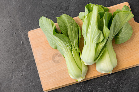 蔬菜,食物烹饪石板石背景的木制切割板上特写Bokchoy大白菜木切割板上的Bokchoy大白菜图片
