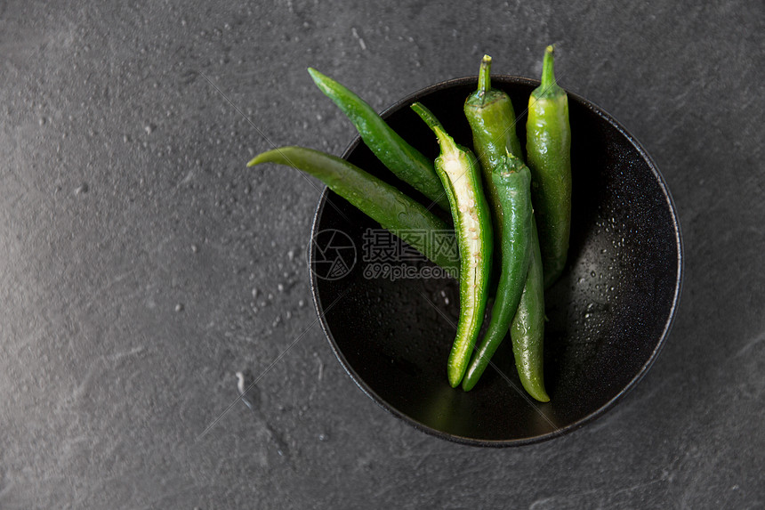蔬菜,食物烹饪绿色辣椒陶瓷碗石板石背景把绿色辣椒关碗里图片