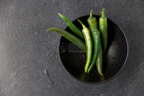 蔬菜,食物烹饪绿色辣椒陶瓷碗石板石背景把绿色辣椒关碗里图片