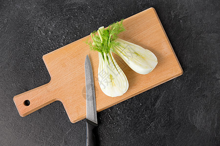 蔬菜,食物烹饪茴香菜刀木制切割板上的石板石背景木切割板上的茴香菜刀图片