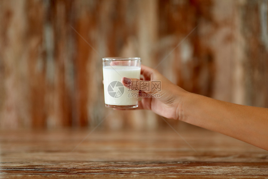 食物,饮食乳制品的近距离的女手着杯牛奶特写女手着杯牛奶图片