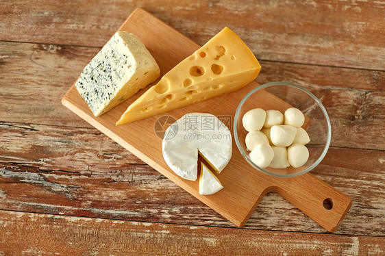 食物饮食同种类的奶酪木制切割板上木制切割板上同种类的奶酪图片
