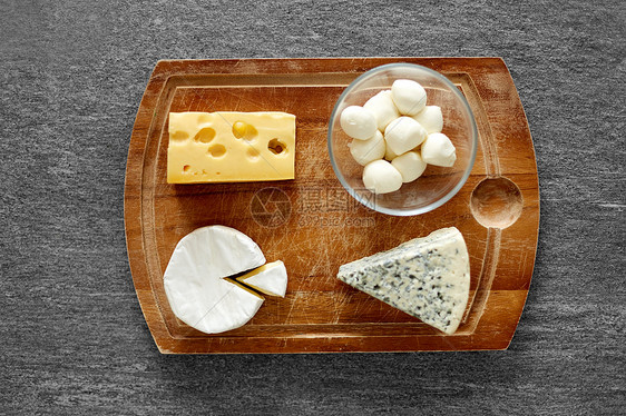 木制切割板上同种类的奶酪图片