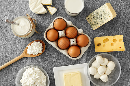 黄油奶酪食物饮食干酪,牛奶瓶,自制酸奶与黄油鸡蛋石桌上牛奶,酸奶,鸡蛋,干酪黄油背景