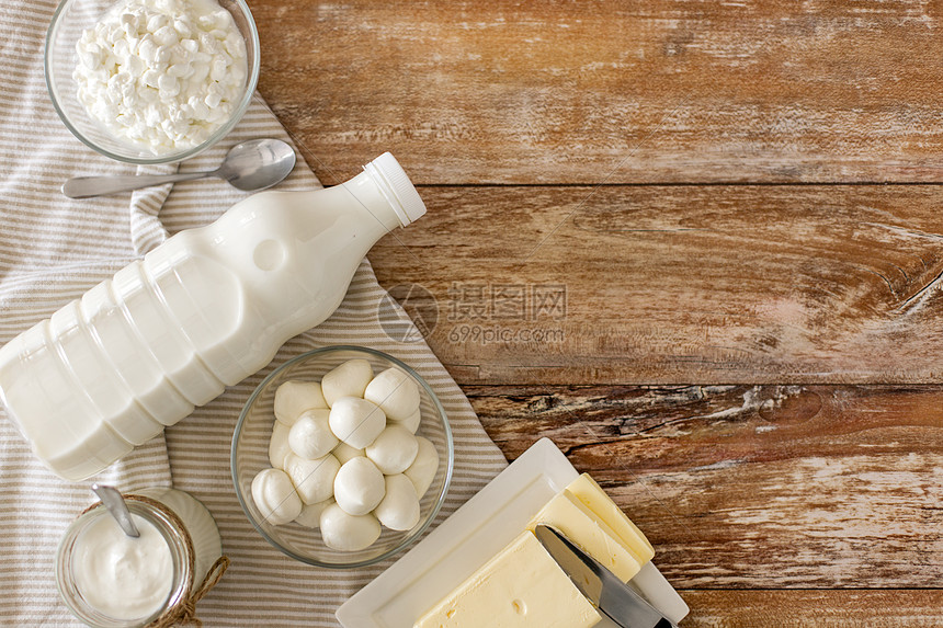 ‘~食物饮食白干酪,牛奶瓶,自制酸奶黄油木桌上瓶牛奶,酸奶,干酪黄油  ~’ 的图片