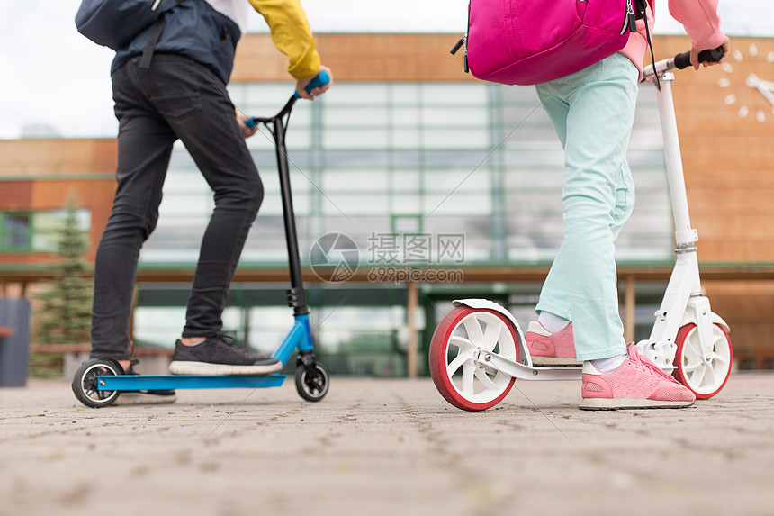 ‘~教育,童人的学校的孩子带背包滑板车户外带背包滑板车的学童  ~’ 的图片